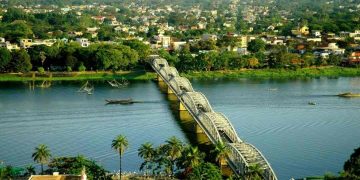 Hình ảnh của cây cầu Tràng Tiền nhân chứng lịch sử tồn tại thập kỷ