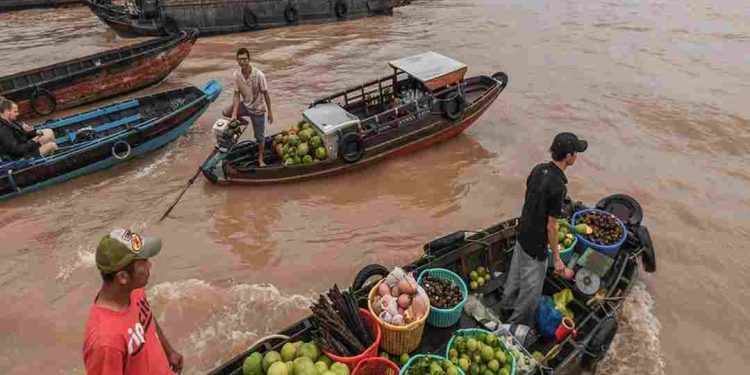 Chợ nổi Cái Răng có rất nhiều ghe thuyền bán đa dạng hàng hóa