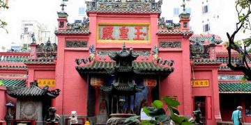 Chùa Ngọc Hoàng tọa lạc tại trung tâm quận 1 của Tp. HCM