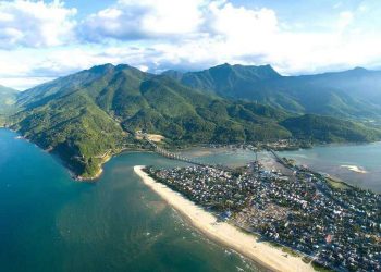 Khám phá vịnh biển đẹp nhất thế giới Lăng Cô