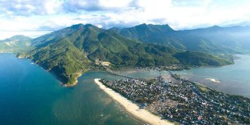 Khám phá vịnh biển đẹp nhất thế giới Lăng Cô