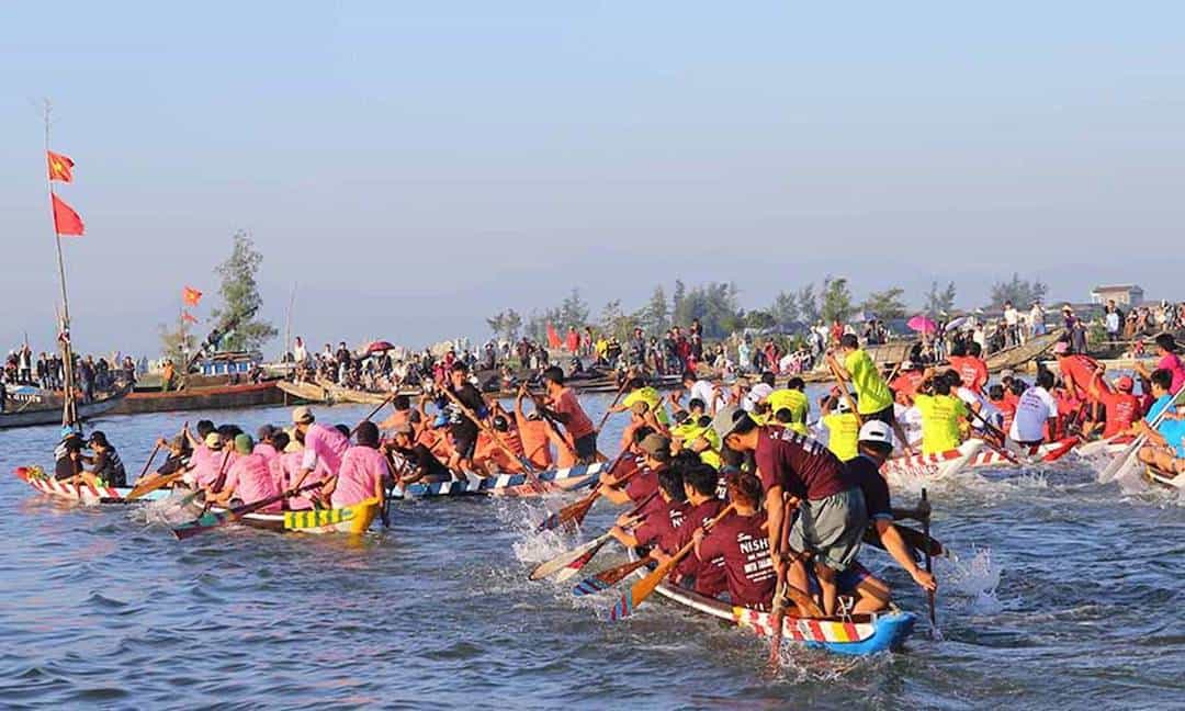 Hoạt động đua thuyền của làng chài Thái Dương Hạ rất thú vị