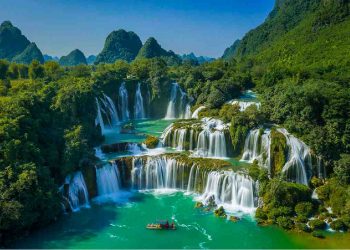 Thác Bản Giốc với ba tầng đá vôi chủ đạo