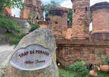 Tháp bà Ponagar nơi các tín đồ tôn giáo luôn tìm đến