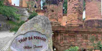 Tháp bà Ponagar nơi các tín đồ tôn giáo luôn tìm đến