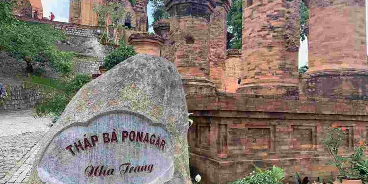 Tháp bà Ponagar nơi các tín đồ tôn giáo luôn tìm đến