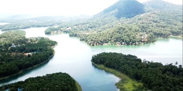 Hồ Tuyền Lâm nhìn từ trên xuống