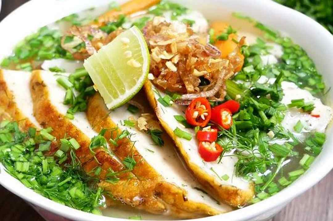 Bánh canh chả cá là món đặc sản khó cưỡng tại Mũi Né