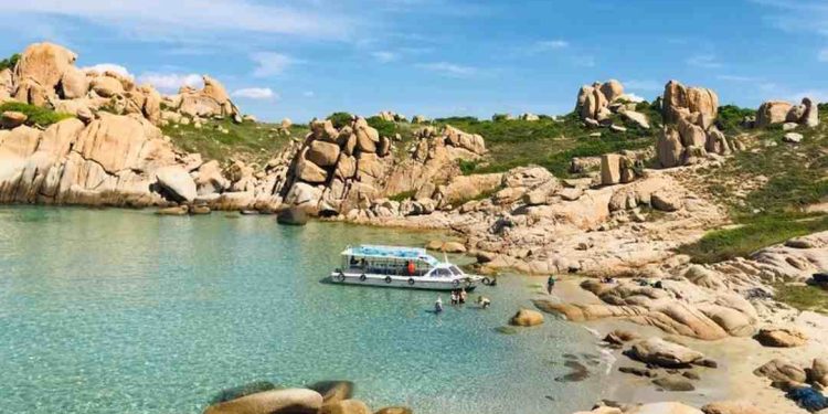 Bãi biển Nhật Tân