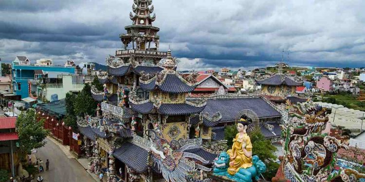 Kinh nghiệm đi chùa Linh Phước? Đi khi nào? Cách di chuyển?