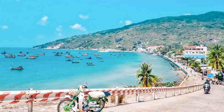 Có nhiều cách đến đảo Hòn Sơn