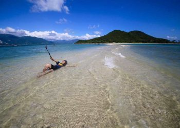 Một trong những hoạt động giải trí thú vị tại Đảo Điệp Sơn là ngắm cảnh