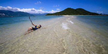 Một trong những hoạt động giải trí thú vị tại Đảo Điệp Sơn là ngắm cảnh