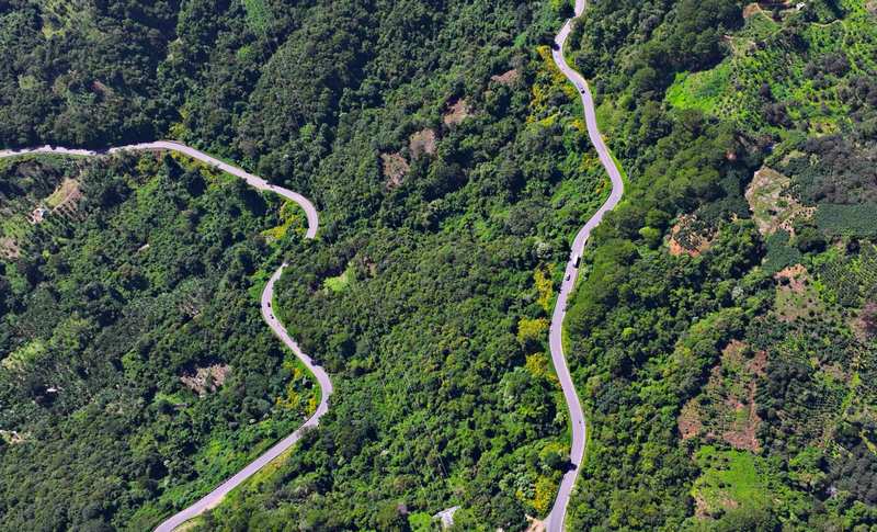 Những con đường gắn với nhịp sống bản địa