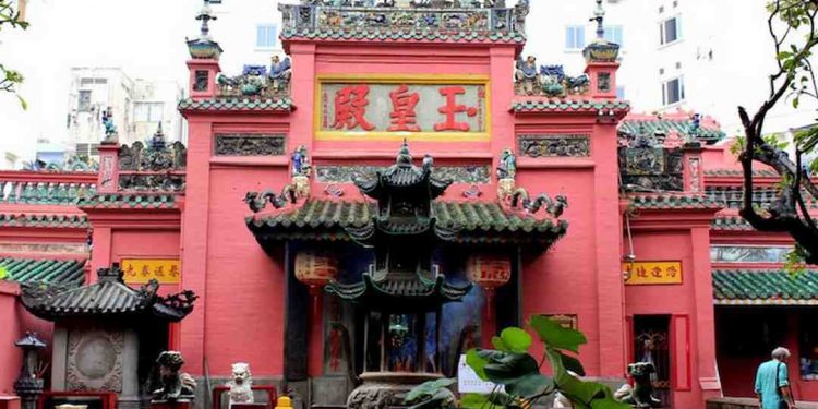 Chùa Ngọc Hoàng tọa lạc tại trung tâm quận 1 của Tp. HCM