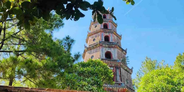 Chùa Thiên Mụ thu hút nhiều khách tham quan trong ngoài nước