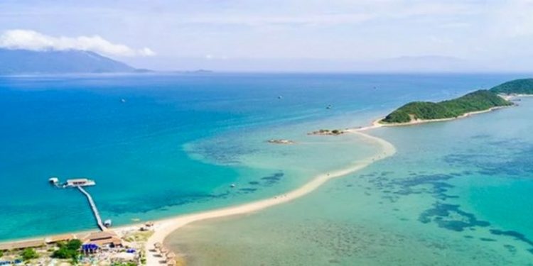 Đảo Điệp Sơn nhìn từ xa