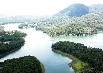 Hồ Tuyền Lâm nhìn từ trên xuống