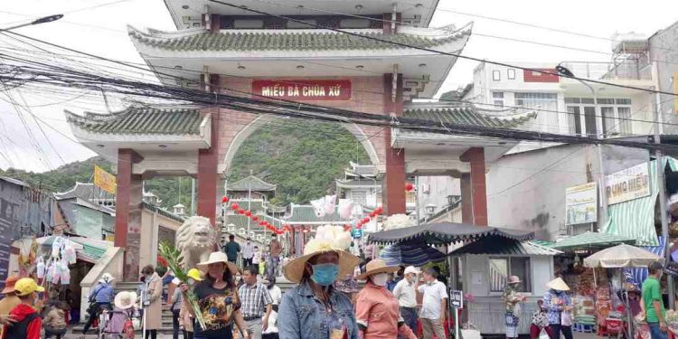 Đi lễ chùa Bà Châu Đốc cần sắm gì? Có linh thiên hay không?