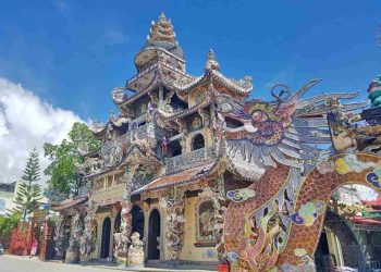 Tham quan chùa Linh Phước với nét kiến trúc độc đáo