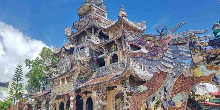 Tham quan chùa Linh Phước với nét kiến trúc độc đáo