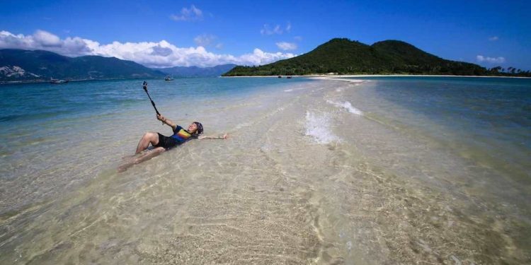 Một trong những hoạt động giải trí thú vị tại Đảo Điệp Sơn là ngắm cảnh